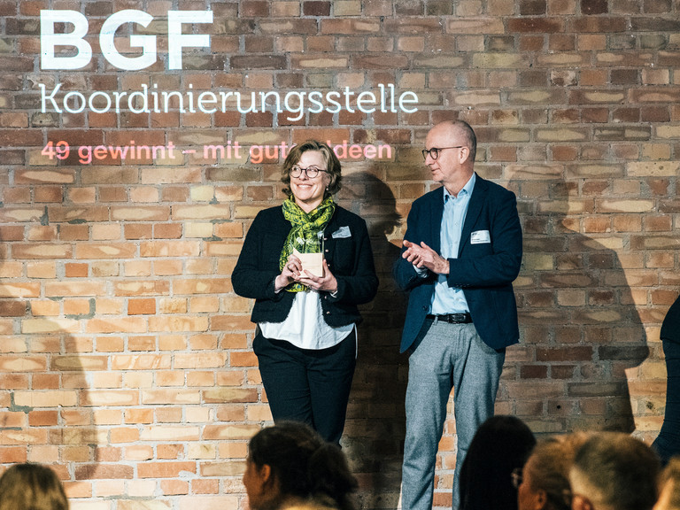 Stefanie Lemmer und Walther Seiler stehen bei der Preisverleihung auf der Bühne Stefanie Lemmer und Walther Seiler stehen bei der Preisverleihung auf der Bühne