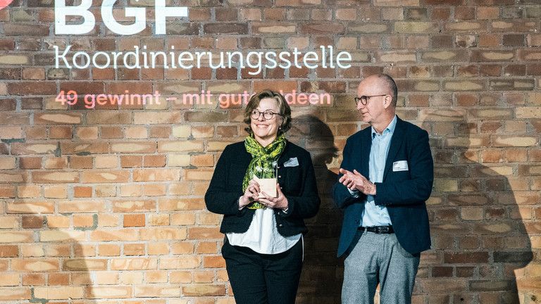 Stefanie Lemmer und Walther Seiler stehen bei der Preisverleihung auf der Bühne Stefanie Lemmer und Walther Seiler stehen bei der Preisverleihung auf der Bühne